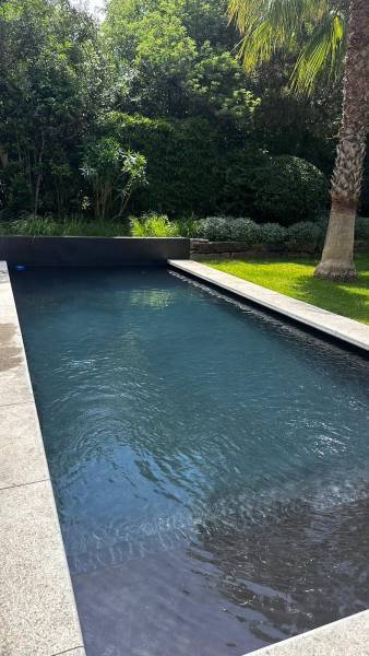 Rénovation d'une piscine en Béton Ciré, dans le joli village de Saint-Tropez, var 83