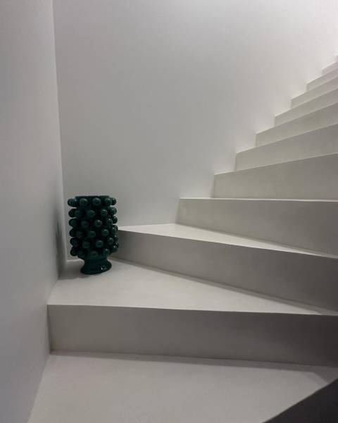 Application béton ciré escaliers tendances en blanc chaud style contemporain dans maison à GASSIN