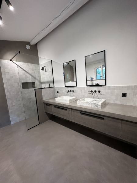 Rénovation d'une salle de bain en béton ciré à Saint-Paul-de-Vence 06