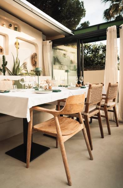 Application Béton Ciré sol et murs dans un restaurant a Sainte-Maxime Var Golfe de Saint-Trope