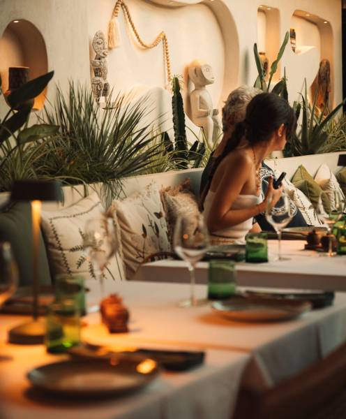 Application Béton Ciré sol et murs dans un restaurant a Sainte-Maxime Var Golfe de Saint-Trope