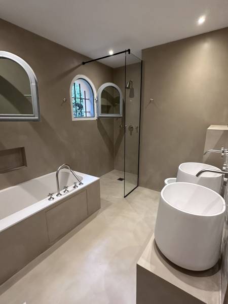 Rénovation d'une salle de bain en béton ciré à Saint-Paul-de-Vence 83