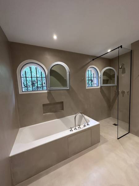 Rénovation d'une salle de bain en béton ciré à Saint-Paul-de-Vence 83