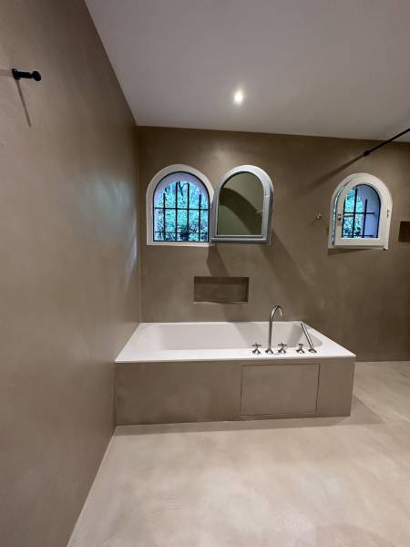 Rénovation d'une salle de bain en béton ciré à Saint-Paul-de-Vence 83