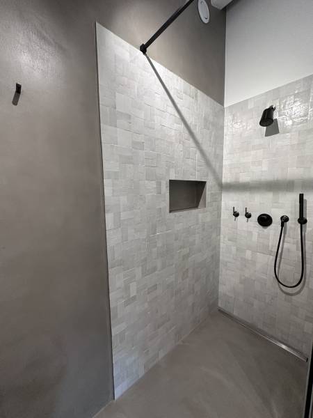 Rénovation d'une salle de bain en béton ciré à Saint-Paul-de-Vence 06