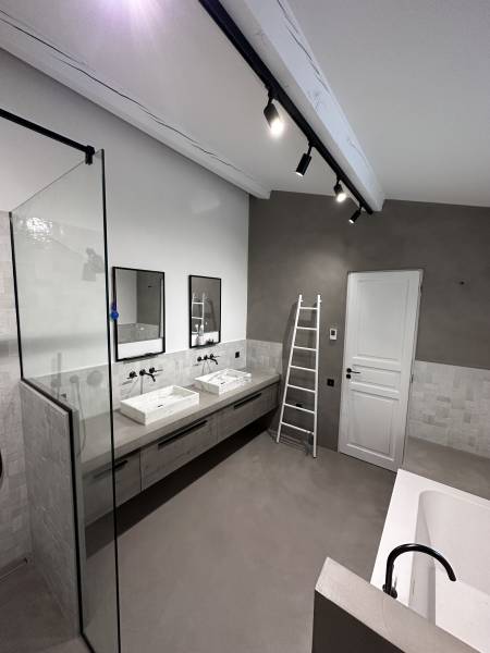 Rénovation d'une salle de bain en béton ciré à Saint-Paul-de-Vence 06