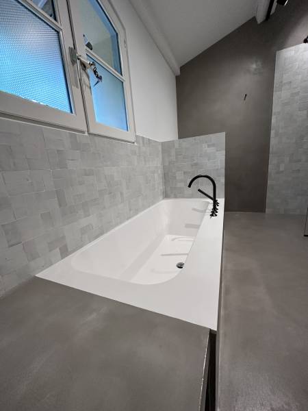 Rénovation d'une salle de bain en béton ciré à Saint-Paul-de-Vence 06
