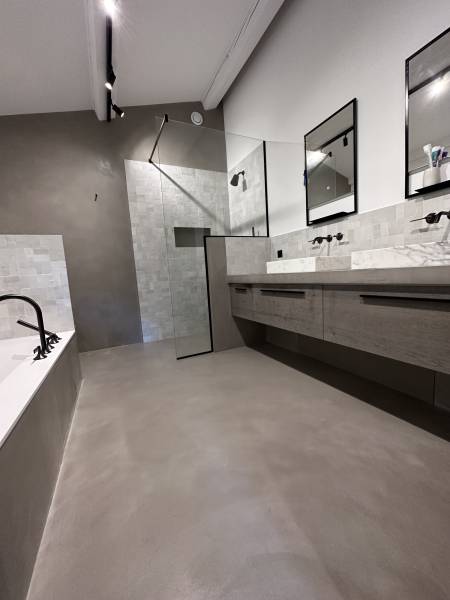 Rénovation d'une salle de bain en béton ciré à Saint-Paul-de-Vence 06