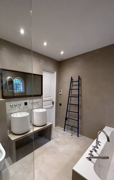 Rénovation d'une salle de bain en béton ciré à Saint-Paul-de-Vence 83