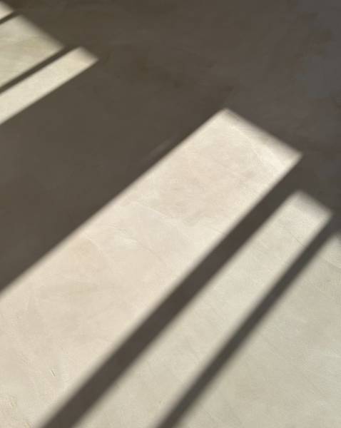 Pose d'un Béton Ciré spatulé dans la région de Nice Provence - Alpes - Côte d'Azur.