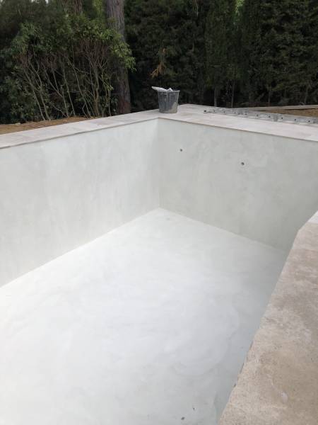 Réalisation Piscine en Béton Ciré dans les hauteurs de Roquebrune-sur-Argens  83 Var