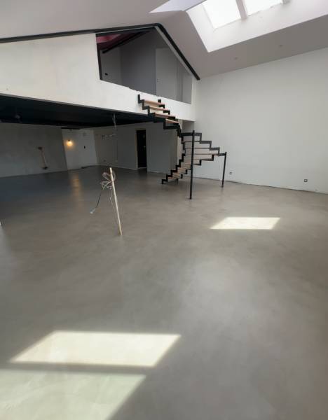 Pose d'un Béton Ciré spatulé dans la région de LYON