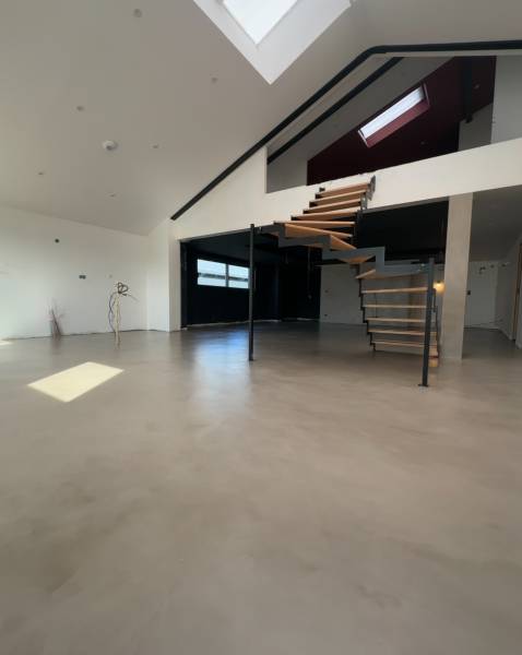 Pose d'un Béton Ciré spatulé dans la région de LYON