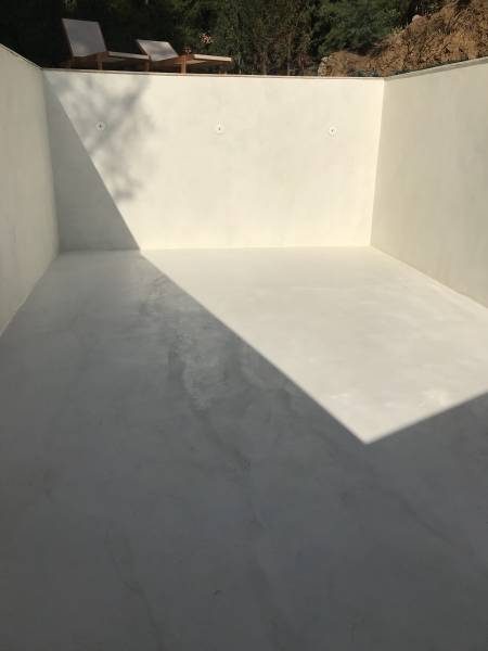 Réalisation Piscine en Béton Ciré dans les hauteurs de Roquebrune-sur-Argens  83 Var
