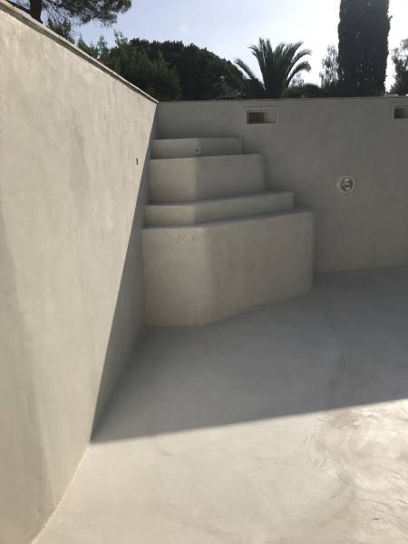 Réalisation Piscine en Béton Ciré dans les hauteurs de Roquebrune-sur-Argens  83 Var