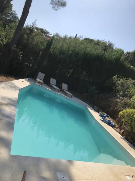 Réalisation Piscine en Béton Ciré dans les hauteurs de Roquebrune-sur-Argens  83 Var