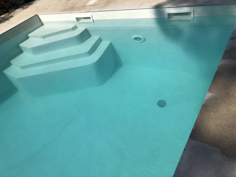 Réalisation Piscine en Béton Ciré dans les hauteurs de Roquebrune-sur-Argens  83 Var