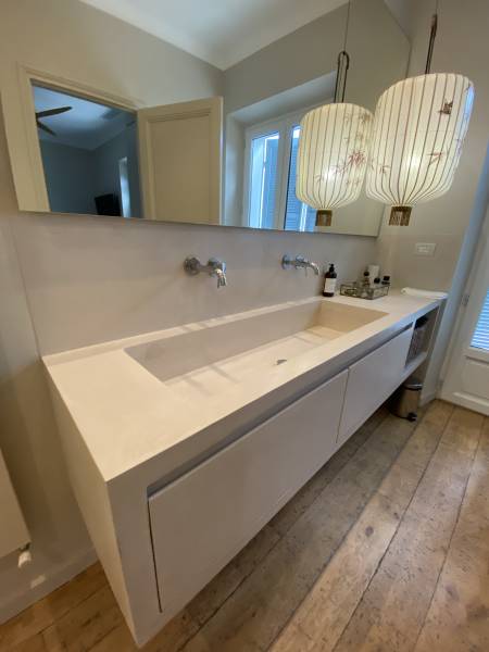 Transformation salle de bain avec création meuble salle de bain en béton ciré à Saint-Tropez