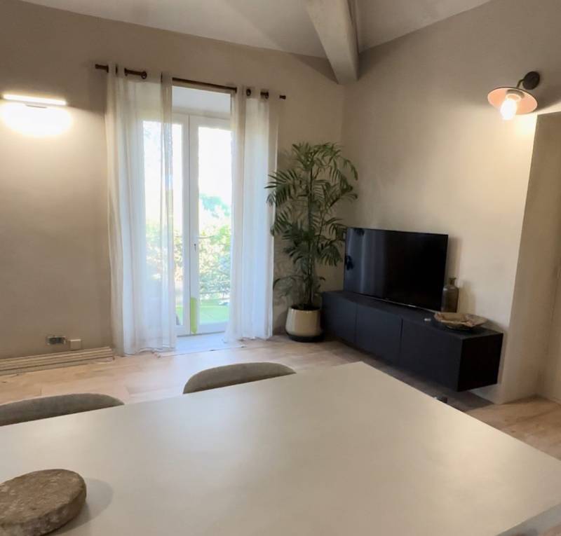 Badigeon de chaux travailler à la brosse dans le Golfe de Saint-Tropez, Var 83