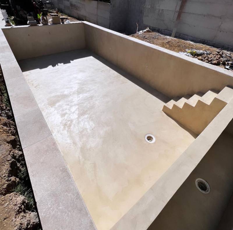 Béton Ciré Piscine dans le charmant village de Rians Var 83