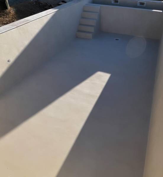 Béton Ciré Piscine dans le charmant village de Rians Var 83