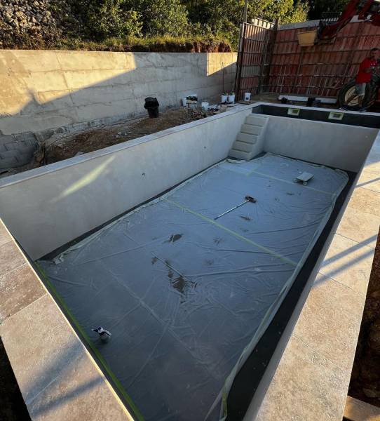 Béton Ciré Piscine dans le charmant village de Rians Var 83