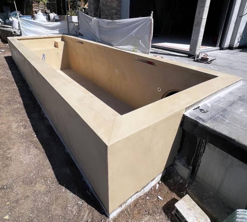 Piscine en Béton Ciré beige réalisé à Bormes-les-Mimosas var, 83