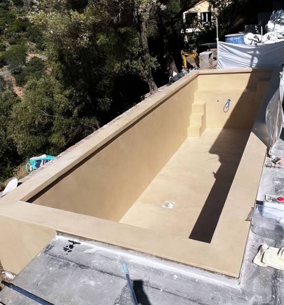 Piscine en Béton Ciré beige réalisé à Bormes-les-Mimosas var, 83