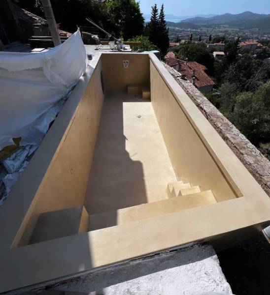 Piscine en Béton Ciré beige réalisé à Bormes-les-Mimosas var, 83